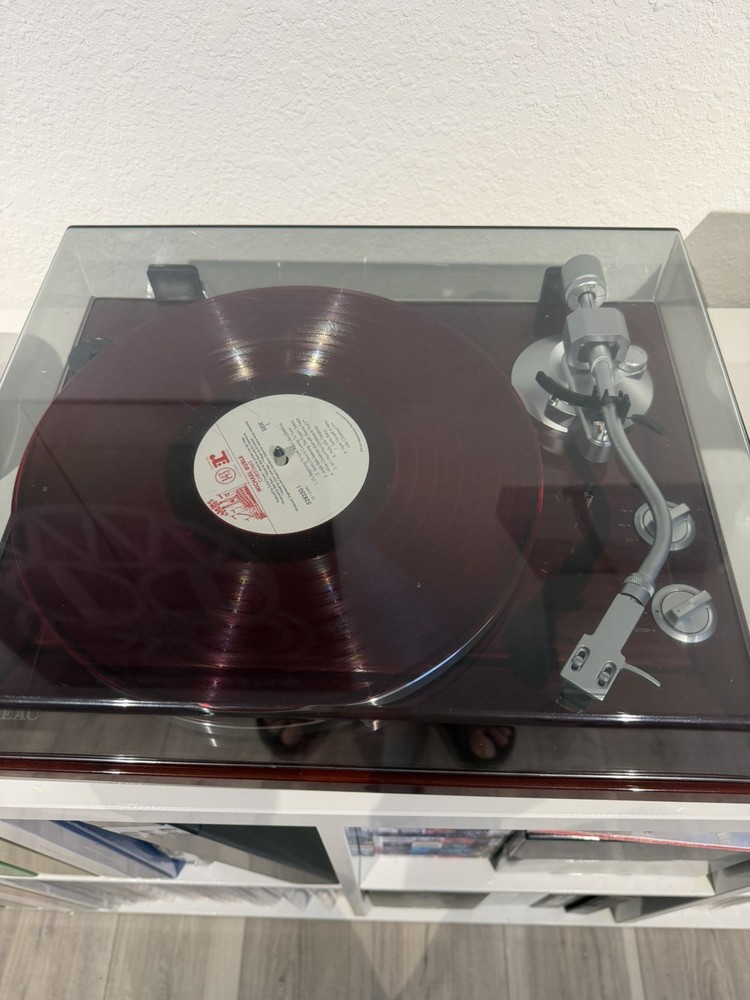 TEAC TN-400S Analog USB Turntable Record Player Cherry Red. Mint condition