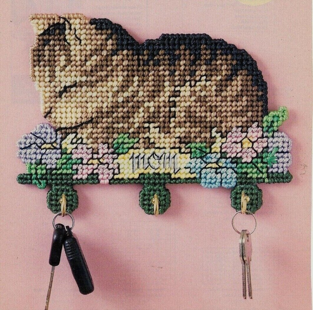 SLEEPING KITTY KEY HOLDER CAT HOME DECOR PLASTIC CANVAS PATTERN INSTRUCTIONS