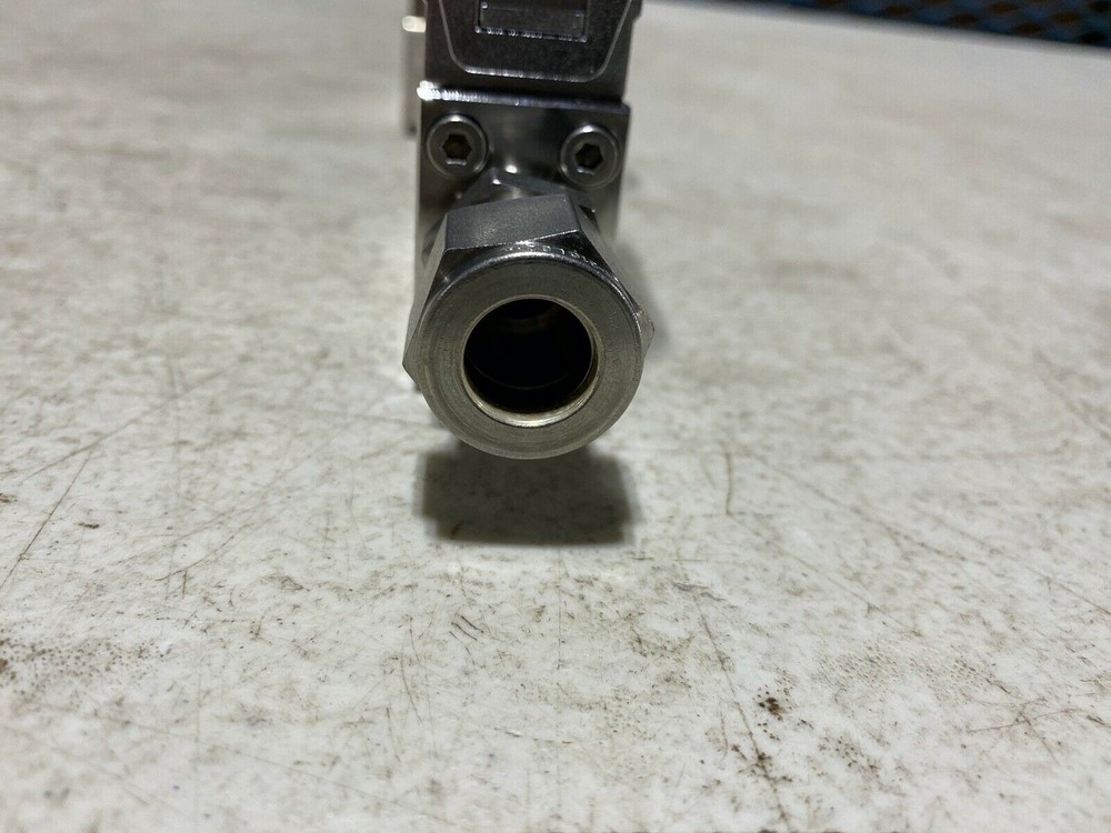 BRONKHORST Digital Mass Flow Meter/Controller & Bellows Valve SET 2000 In/h AiR