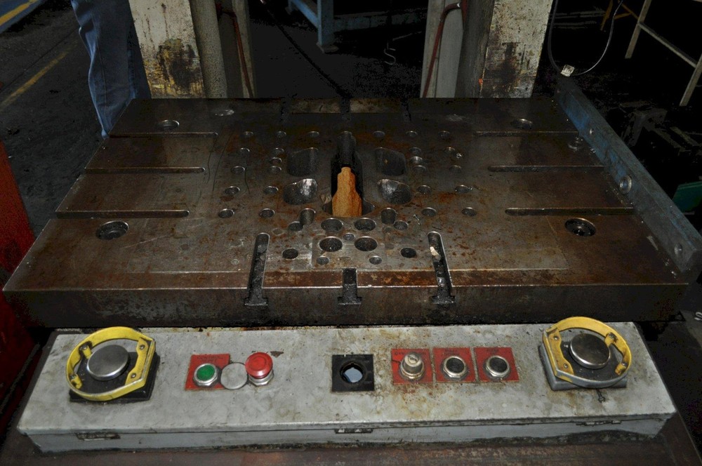 121 TON KOMATSU GAP FRAME PRESS