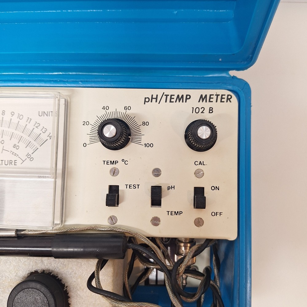 ECOLAB pH Temp Meter Model 102 B w Case Buffer Solution Ecologic Lab Equipment