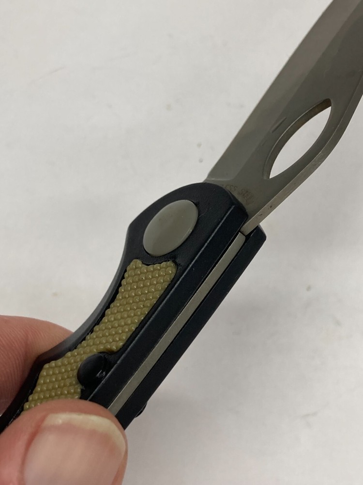 Gray Folding Lockback Knife w/Plain Blade, Thumb Hole C-370GY