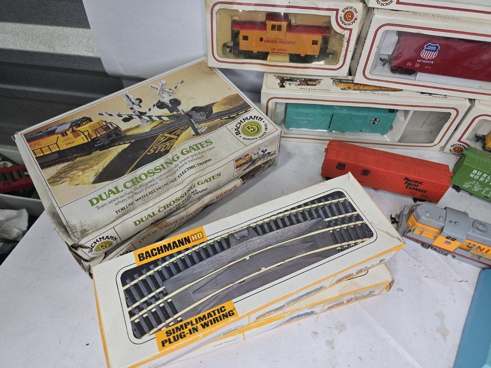 collection of vintage Bachmann HO scale model train set components