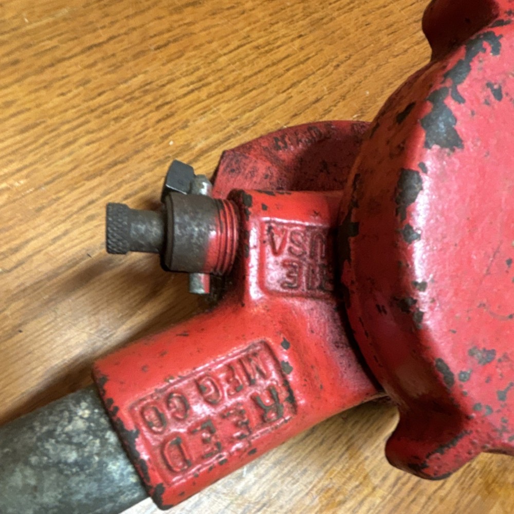 Reed 2AB Manual Pipe Threader with 2A -1/2-14 NPT Right Hand Pipe Die