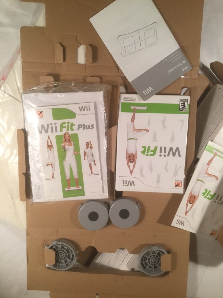 Wii FIT AND EXTRA SOFWARE - BOARD, FEET, ETC.