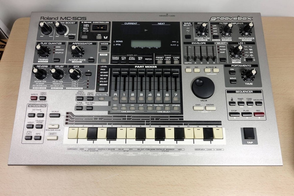 Roland MC-505 Groovebox 1998 Sequencer Sampler Used Working