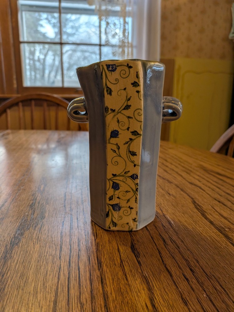 Meya - Small Decorative Pottery Extruded Vase