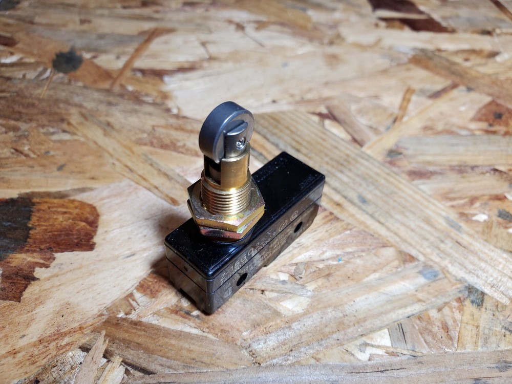 NEW Omron Z-15GQ22 Panel Mount Roller Plunger