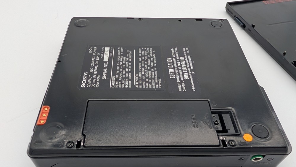 Sony D-25 Discman CD Player with BP 100 BATTERY PACK _ Nice Unit _ Not Working