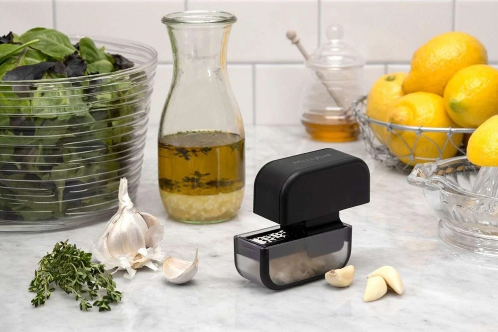 Microplane Garlic Cutter - Effortless & Precise Garlic Grating Tool - Black