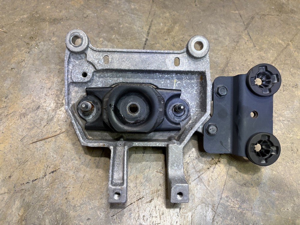 2020 - 2024 NISSAN VERSA AUTOMATIC TRANSMISSION LEFT BRACKET MOUNT SUPPORT OEM