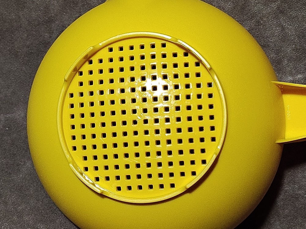 EUC Vintage Tupperware #1200 Yellow 1 Quart Strainer Colander