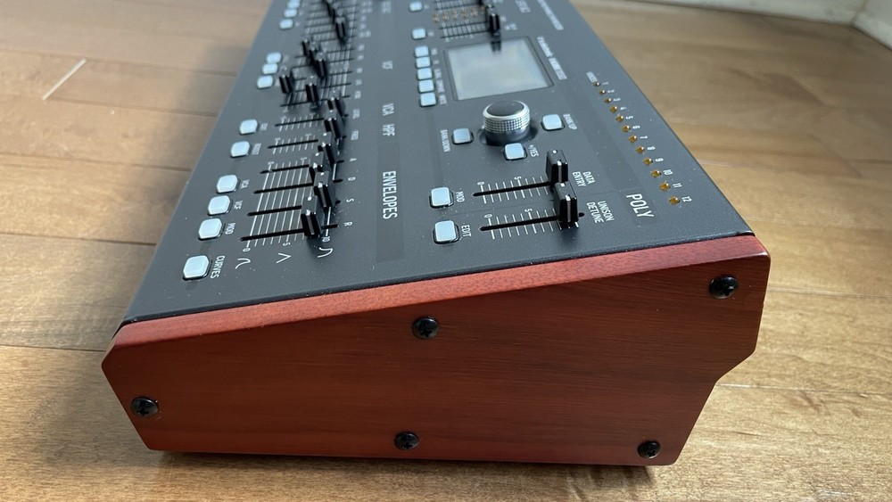 Behringer Deepmind 12D Analog 12-Voice Polyphonic Desktop Synthesizer