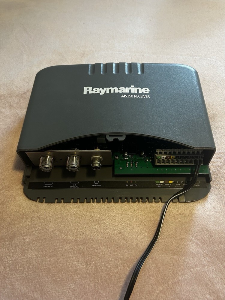 raymarine AIS-250 E03015