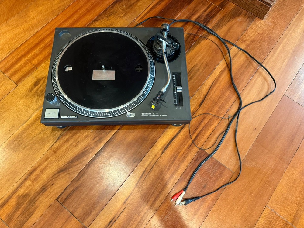 Technics Quartz Direct Drive Turntable System SL-1210MK2