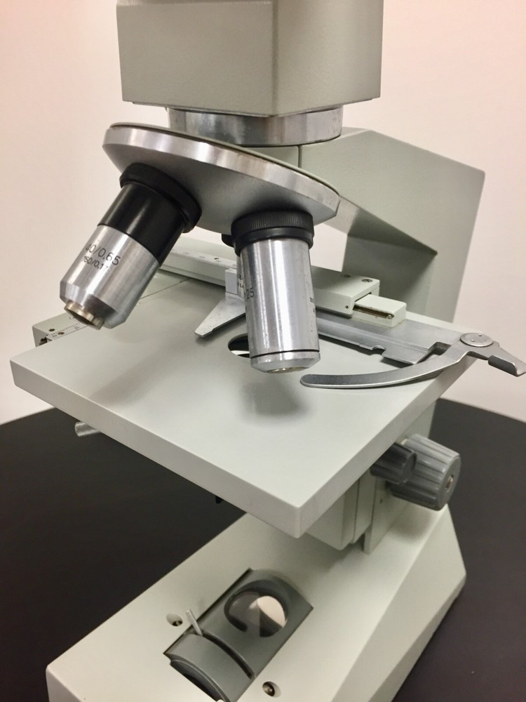 ZIESS ausJENA Microscope with 4 Objectives and light source