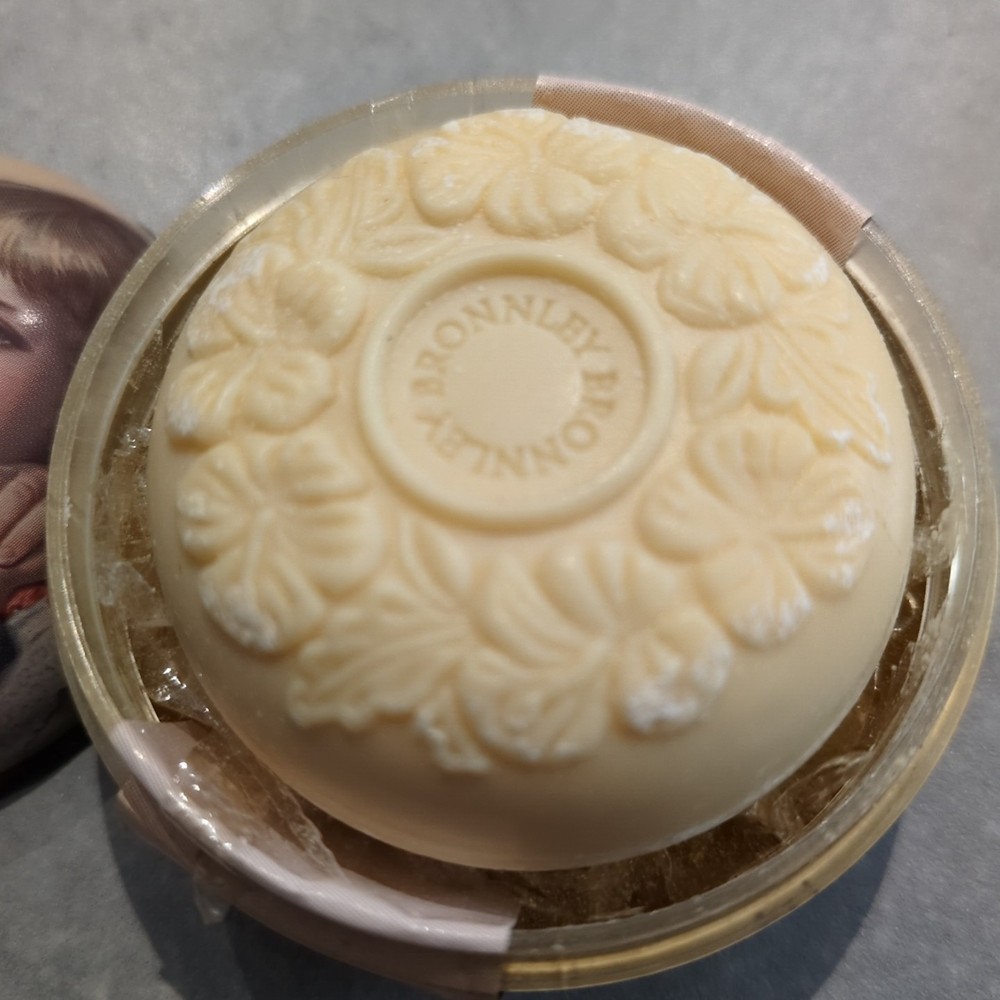 Bronnley White Iris Soap In Vintage Tin