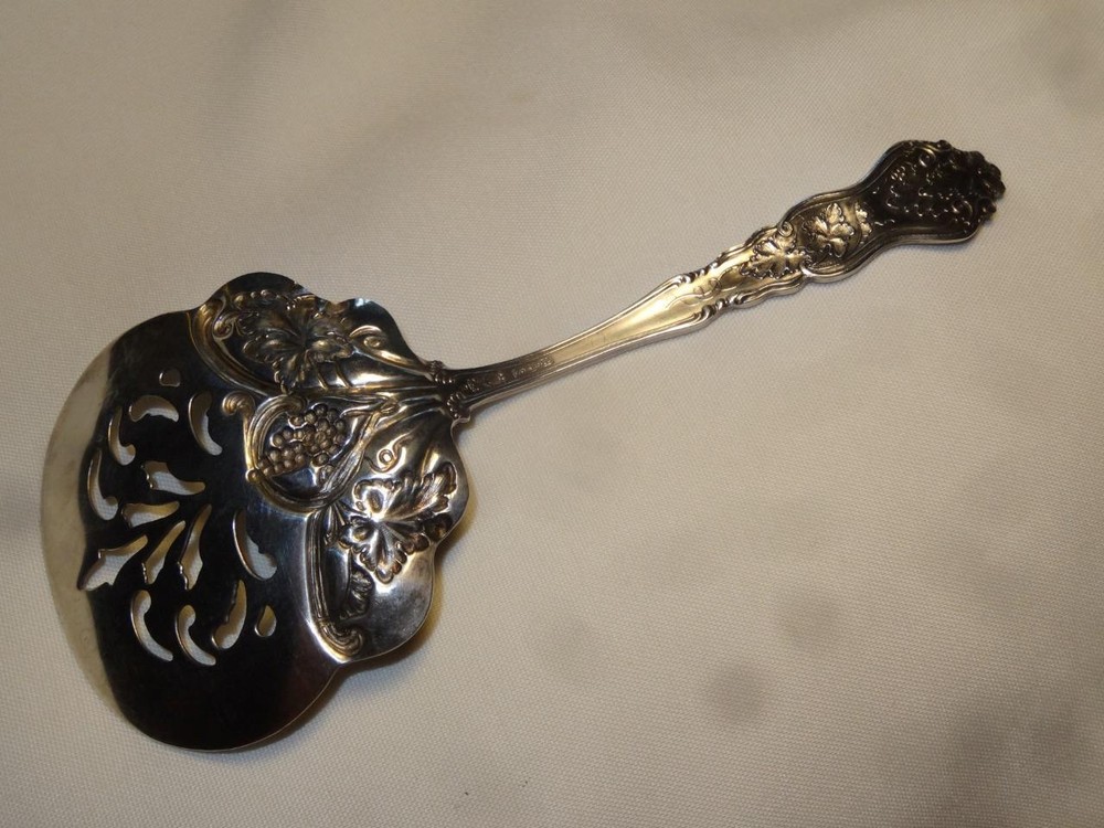 8" LONG SELDOM FOUND MOSELLE PATTERN SILVER PLATED TOMATOE SERVER
