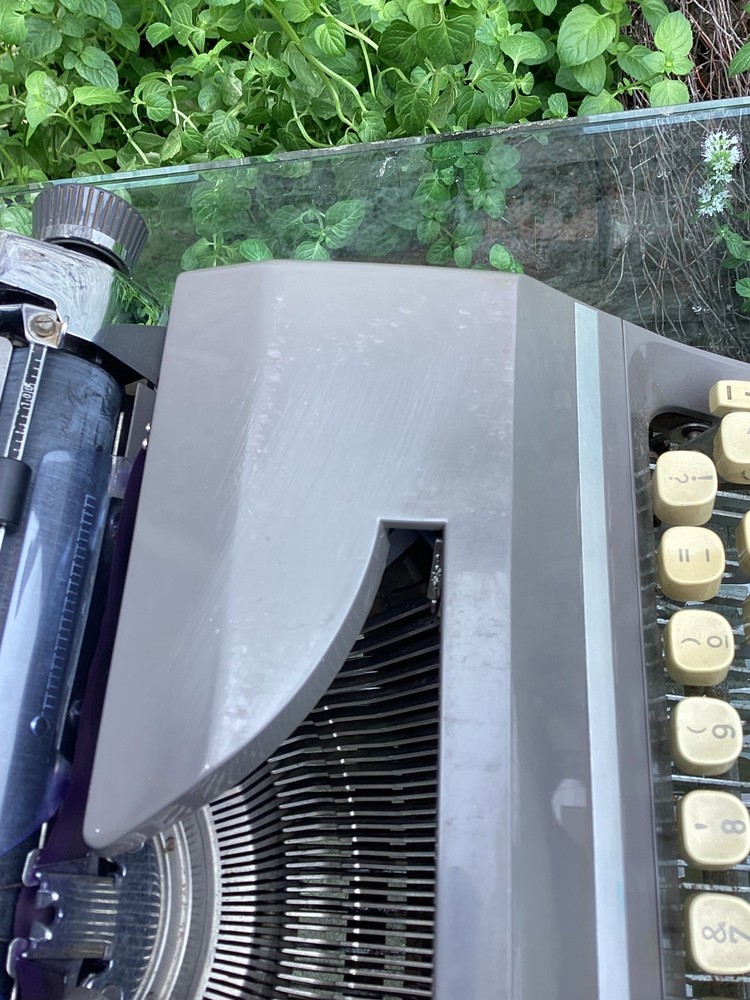 TRIUMPH GABRIELE 35 TYPEWRITER. CURSIVE TYPEFACE. GERMANY 1972