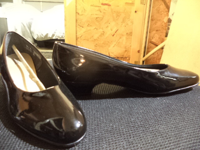 Bates Women's Hi-Gloss Black Pump