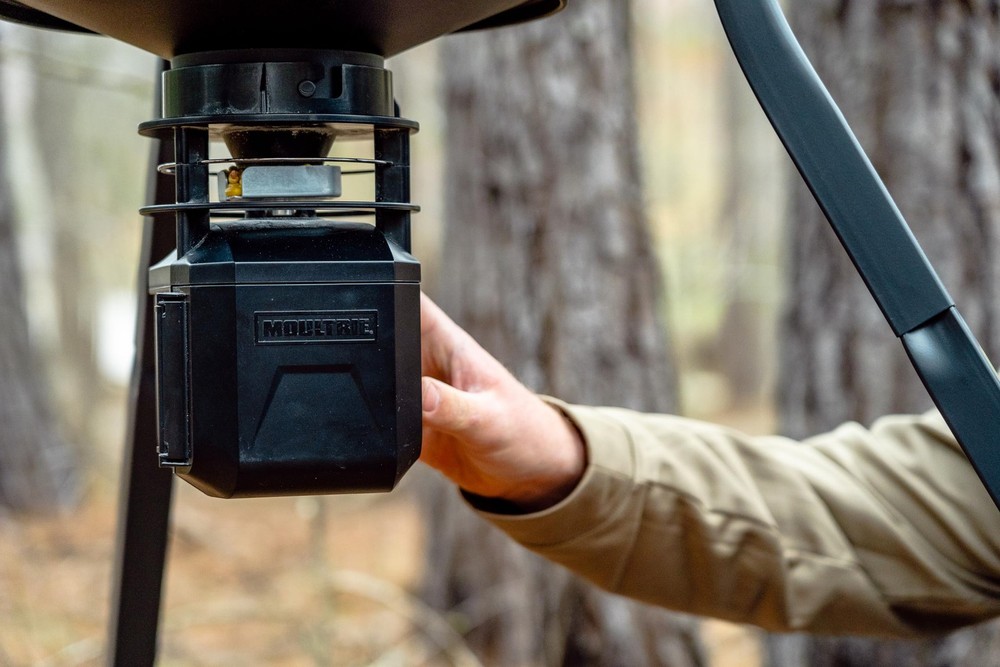 Deer Feeder Kit with Digital Timer and Quicklock Adapter for Flat Bottom Hopp...