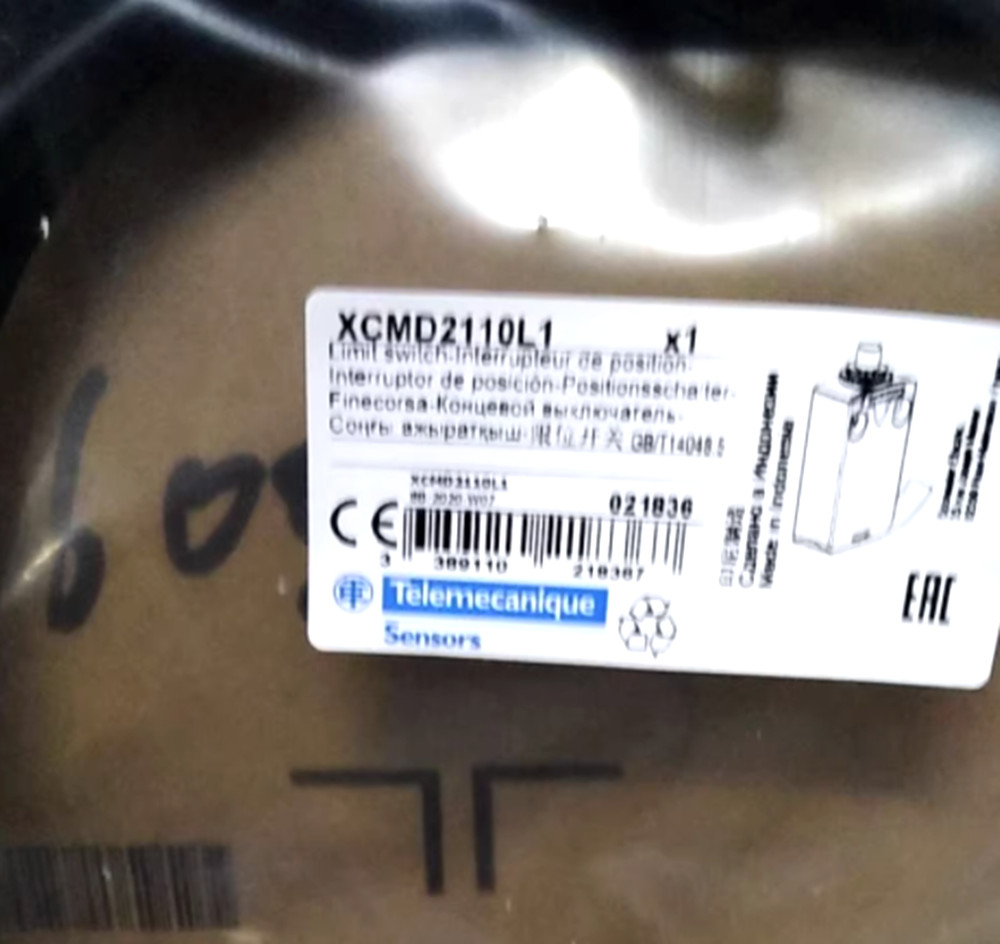 NEW SCHNEIDER XCMD2110L1 Limit Switch