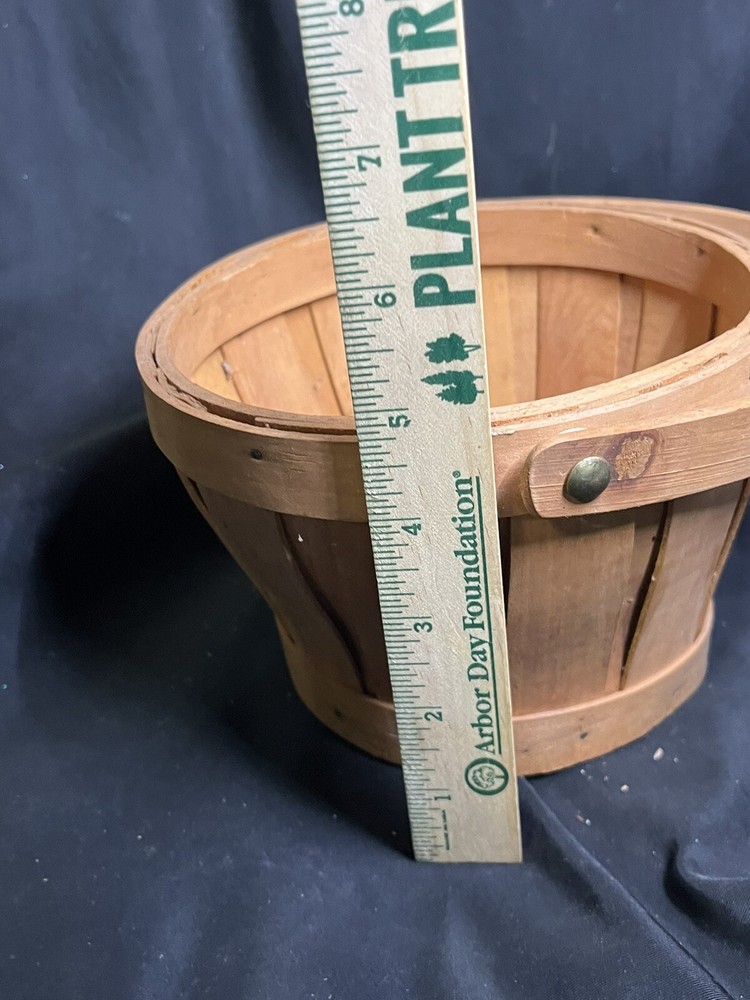 VINTAGE WICKER BASKET WITH HANDLE 7”