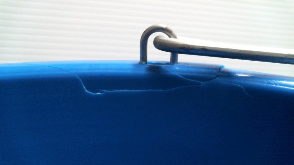 API Heated Plastic Bucket 9 Quart, Blue ***CRACKED*** (9HB) FS