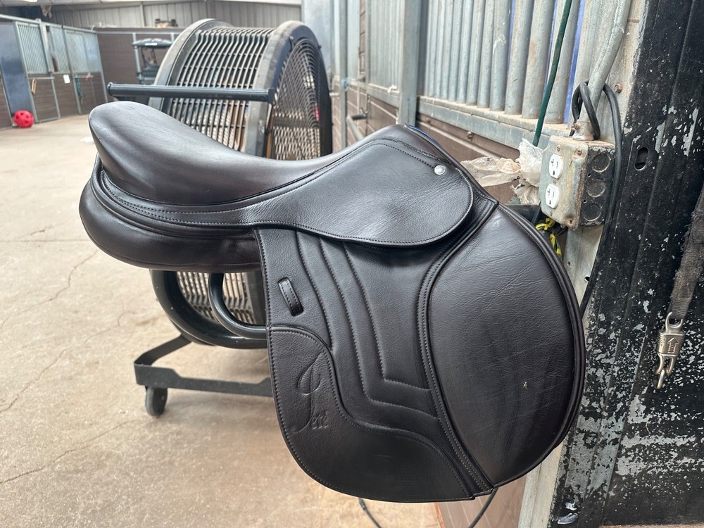 Schleese Jeté Jump Saddle - 17.5"