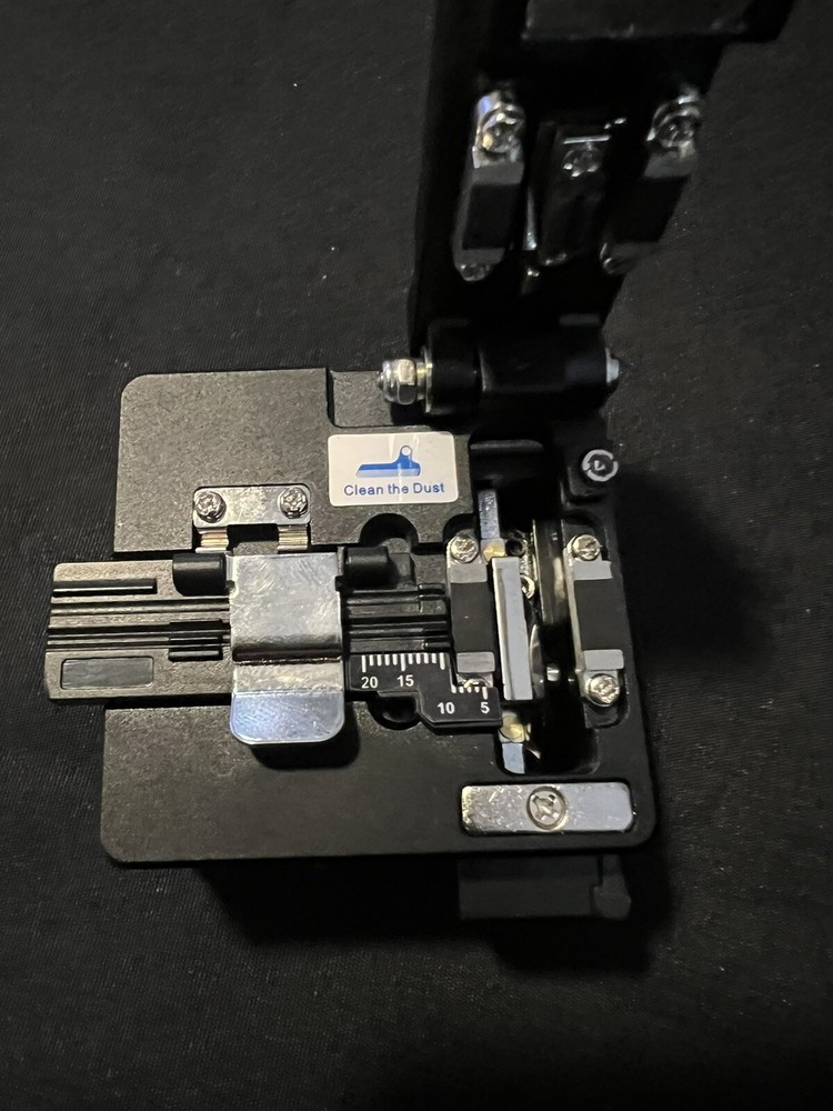 High Precision Fiber Cleaver with Surface Blade