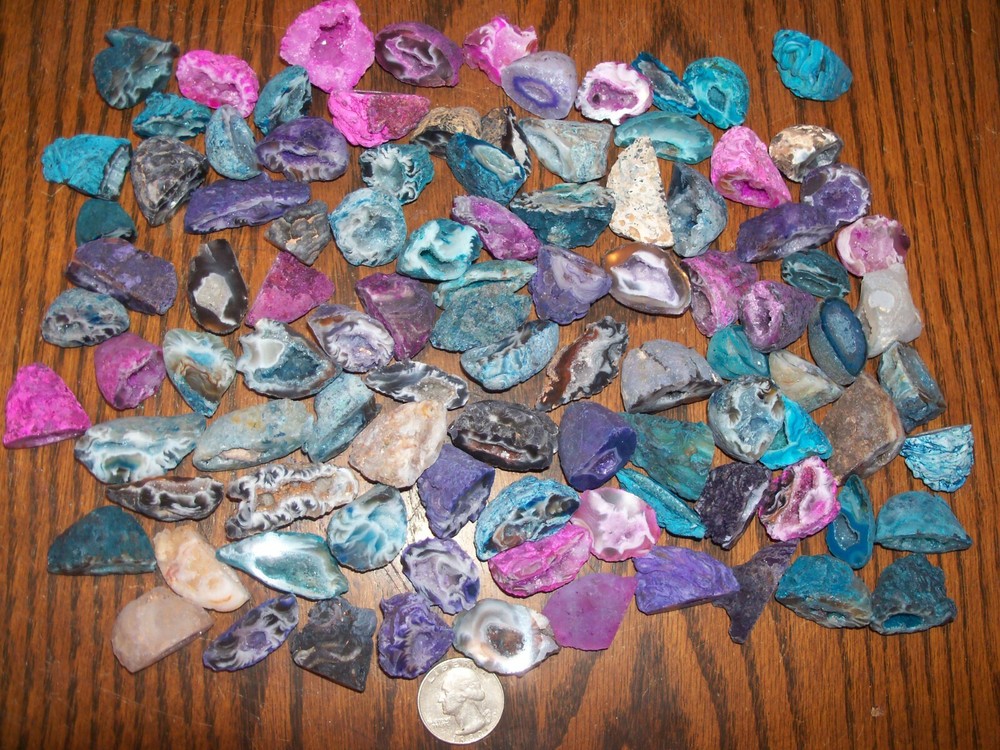1 mostly dyed agate Oco polished geode per lot.