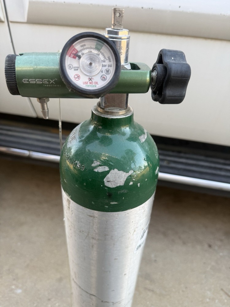 Praxair Empty Oxygen Tank With Regulator Car Size E