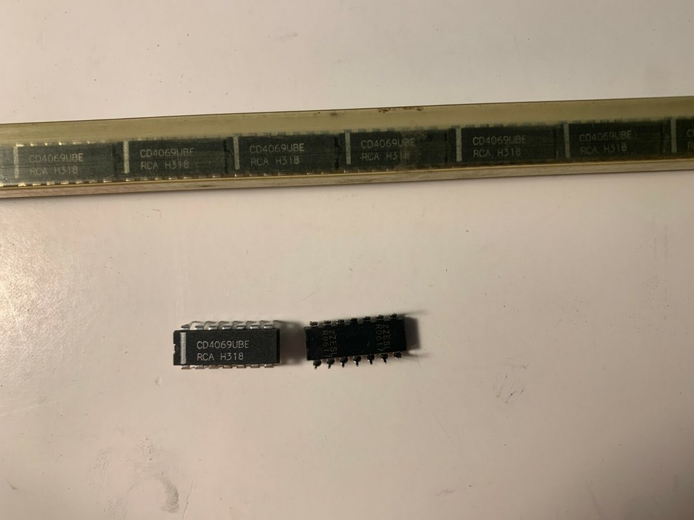 RCA IC - CD4069UBE, Hex Inverters, DIP14 .