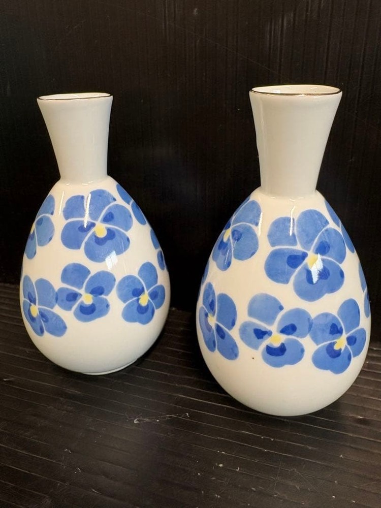 ✨Arita ware✨Ceramic sake bottle with blue flower pattern
