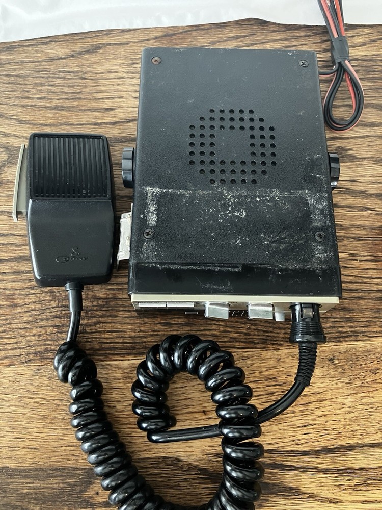 VINTAGE COBRA 19 PLUS CB RADIO UNTESTED Powers On