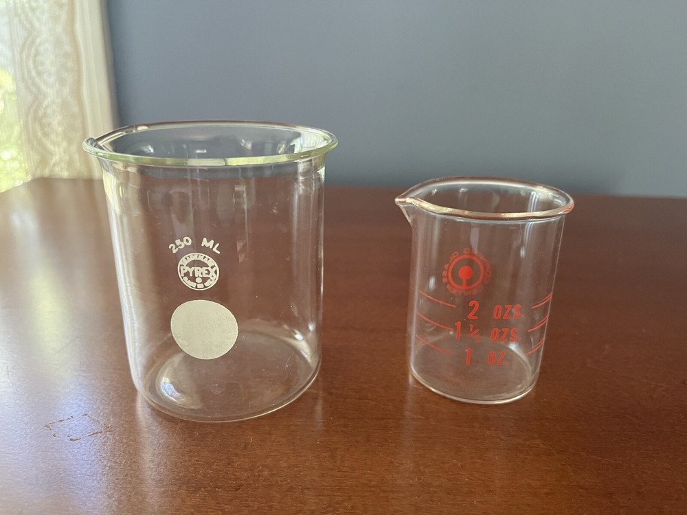 VINTAGE TECHNICAL GLASSWARE PYREX & CORNING GLASS CENTER 2 CLEAR BEAKERS EUC