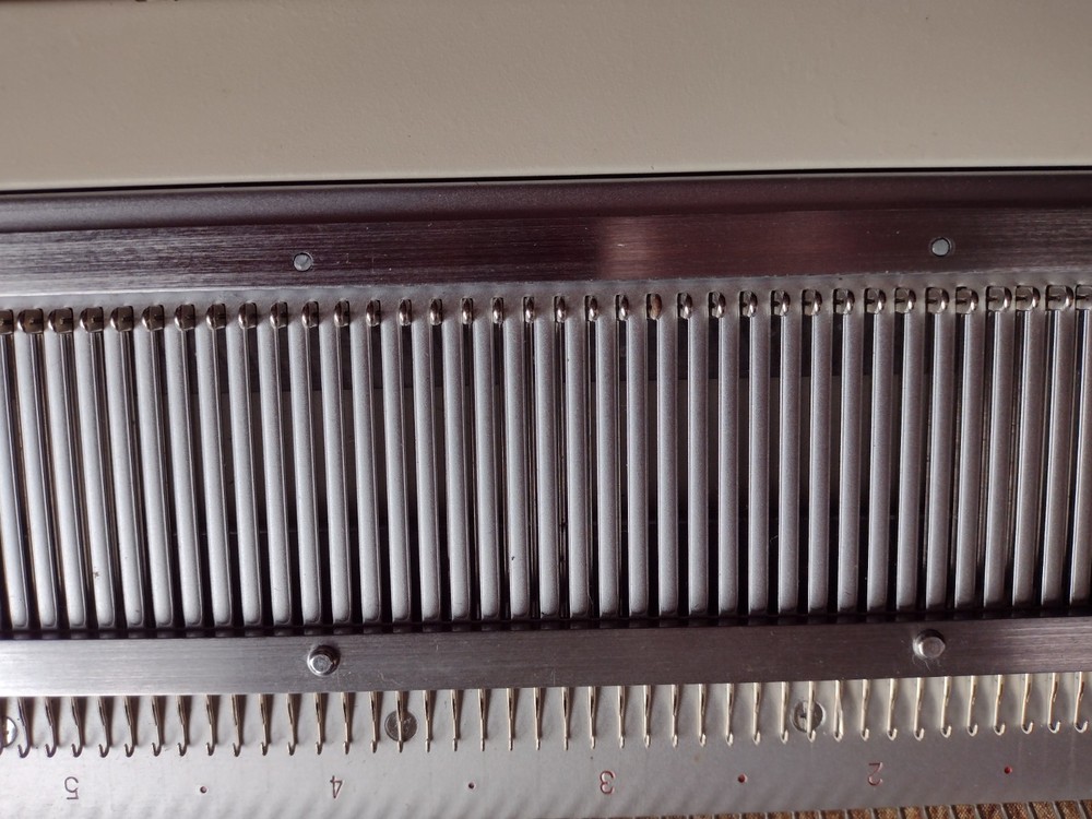 Studio SR302 Ribbing Attachment (Ribber)