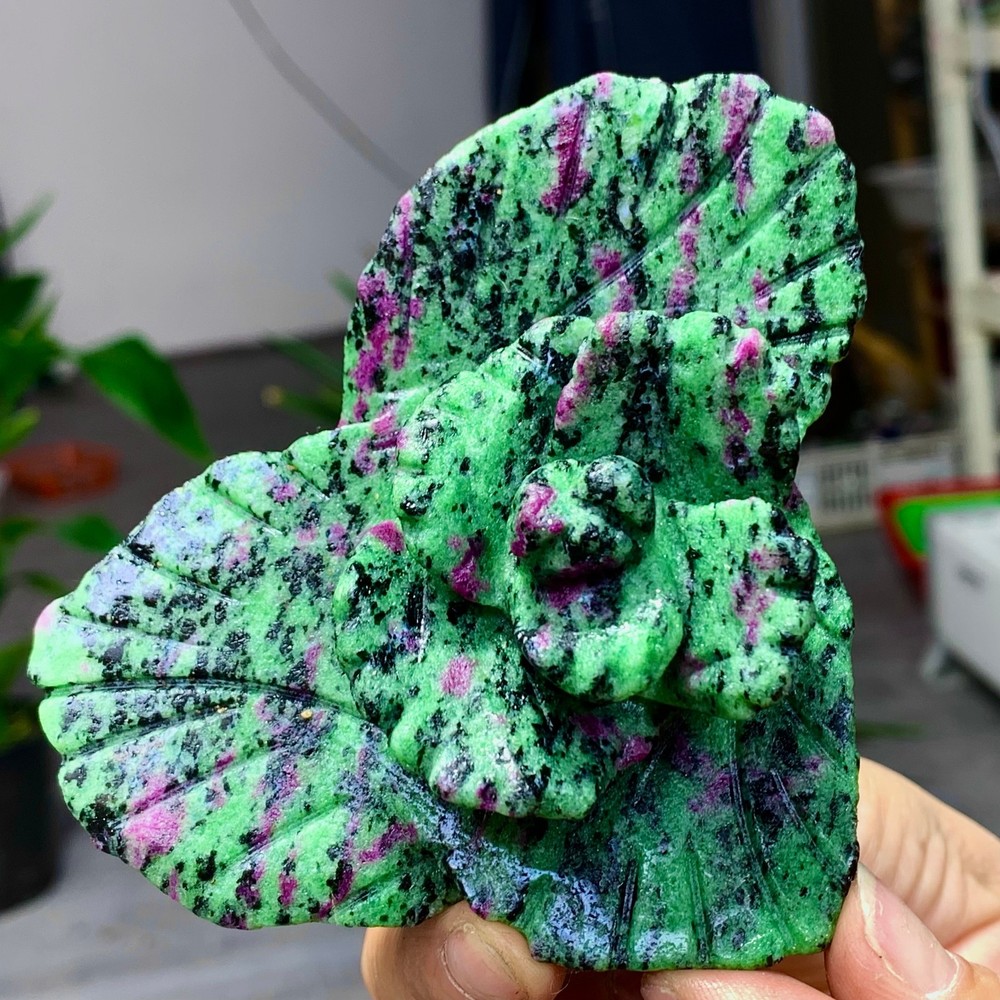 249G Natural green Ruby zoisite(anylite)crystal Carving rose glow under UV light