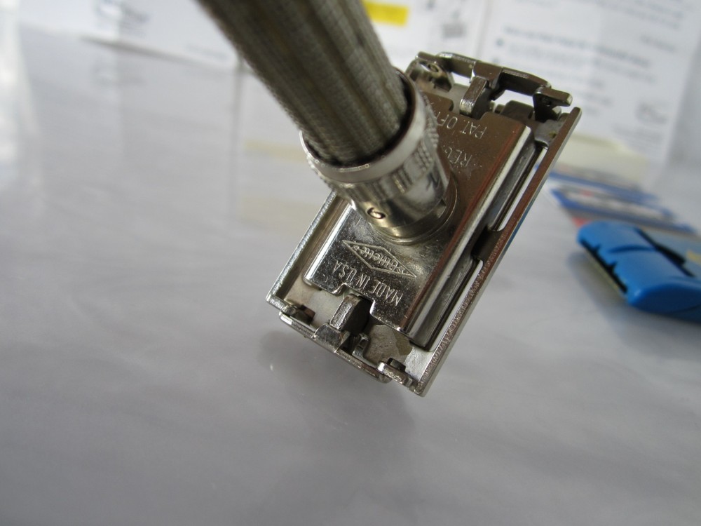 NICE ORIGINAL VINTAGE GILLETTE USA MICROTOUCH ONE ADJUSTABLE RAZOR WITH BLADES