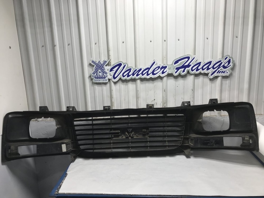 GMC CUBE VAN Grille - Used | P/N 25746054