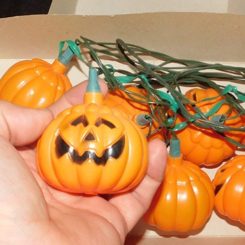 NEAT HALLOWEEN 10 PLASTIC PUMPKIN LIGHT STRING LIGHTS SET WITH BOX