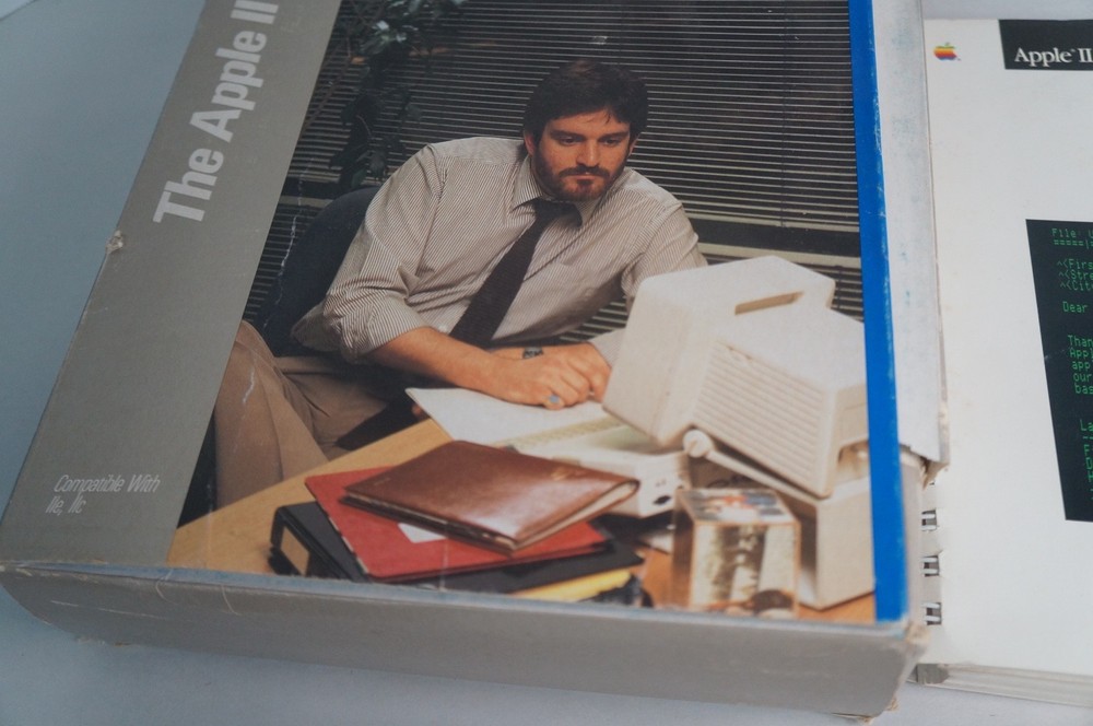 Apple II/IIe/IIc AppleWorks Software Lot Discs Manuals Reference User
