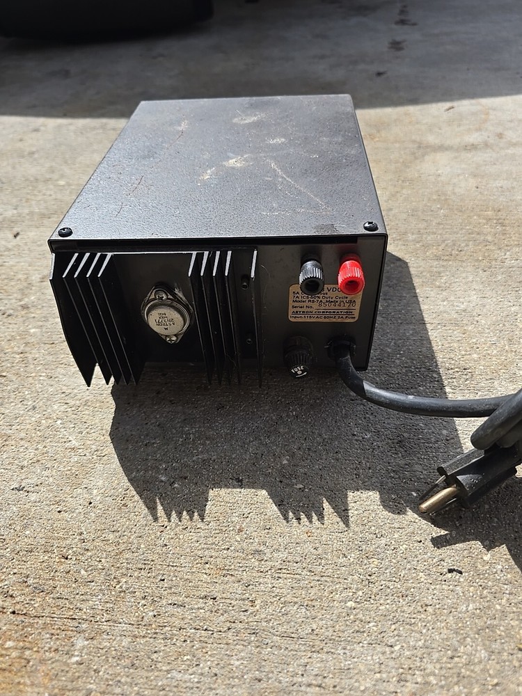 Astron 13.7Vdc linear regulated power supply Model RS-7A