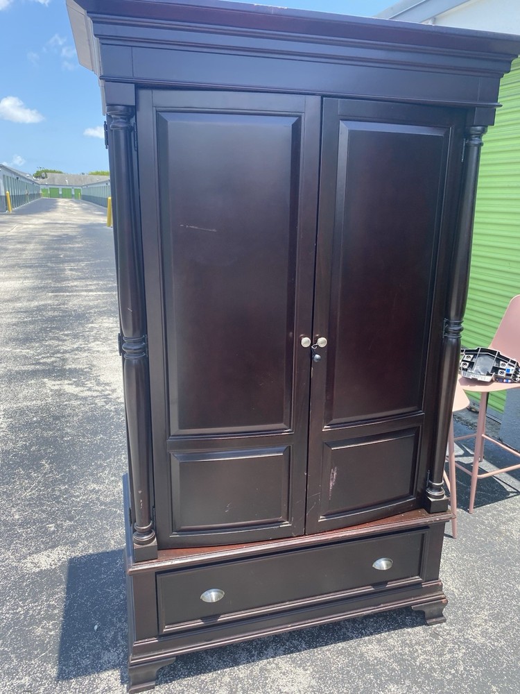 Entertainment center
