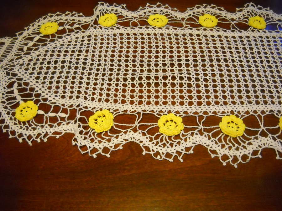 Stunning hand crocheted table runner doily yellow roses