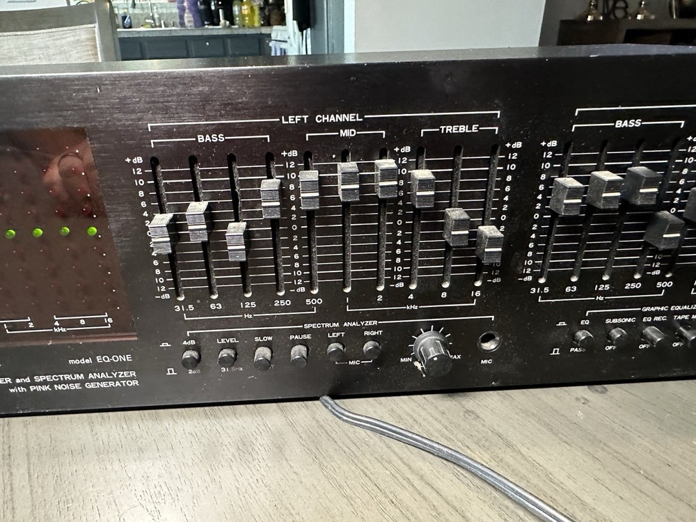 AUDIOSOURCE EQ-ONE EQUALIZER SPECTRUM ANALYZER & PINK NOISE GENERATOR