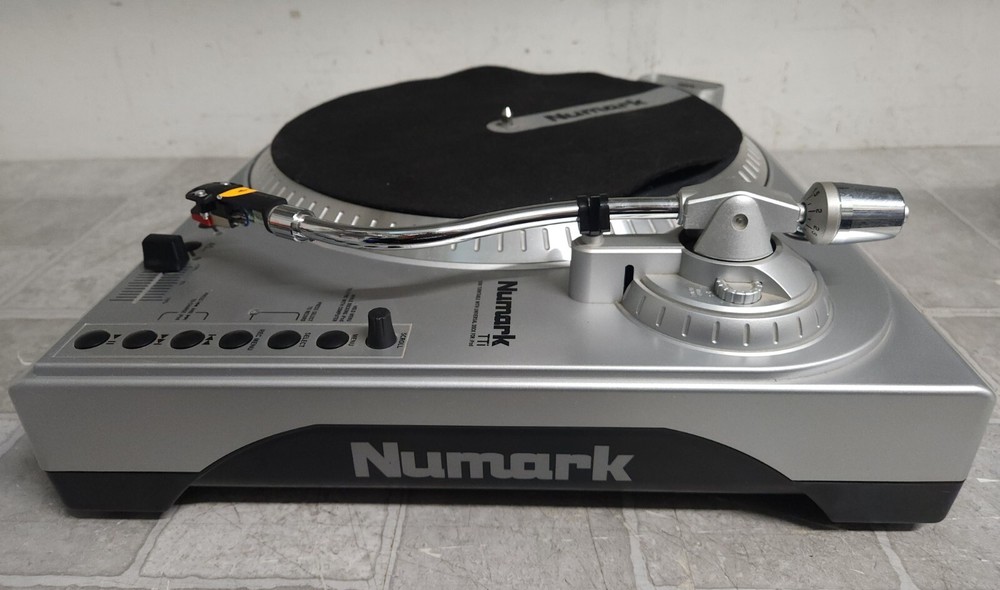 Numark TTi USB Turntable With Universal Dock For Ipod (SEE PICTURES)
