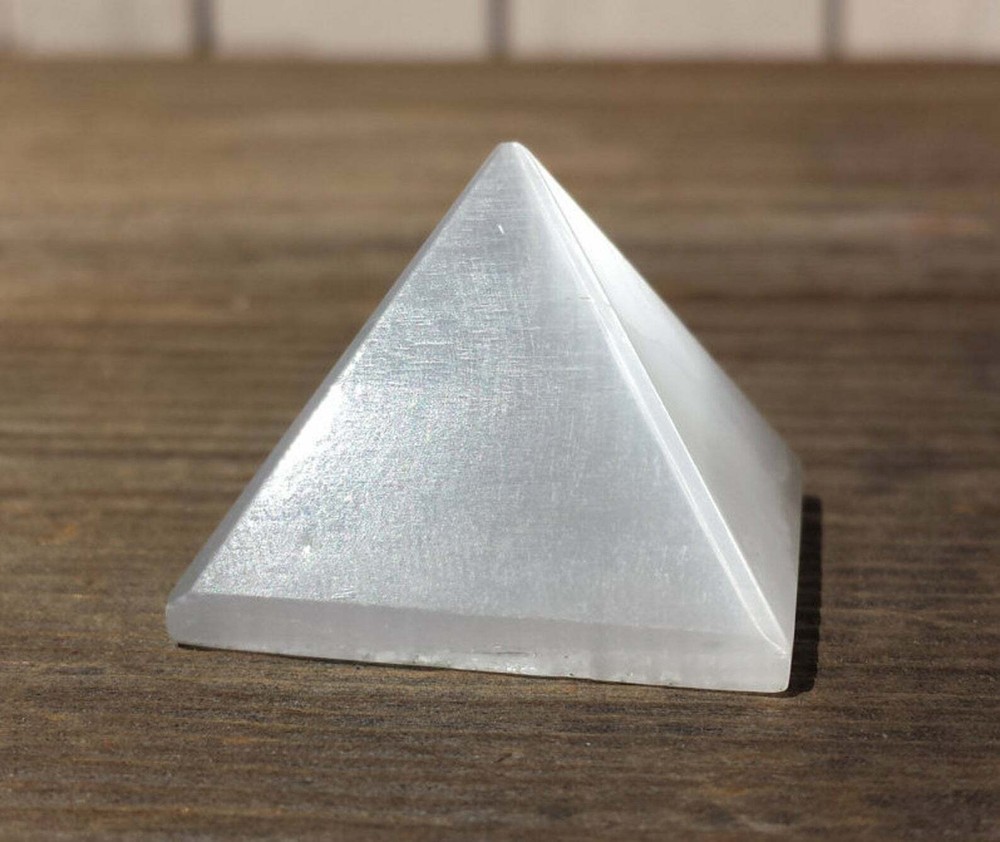 NATURAL SELENITE MEDIUM GEMSTONE PYRAMID 27-30mm