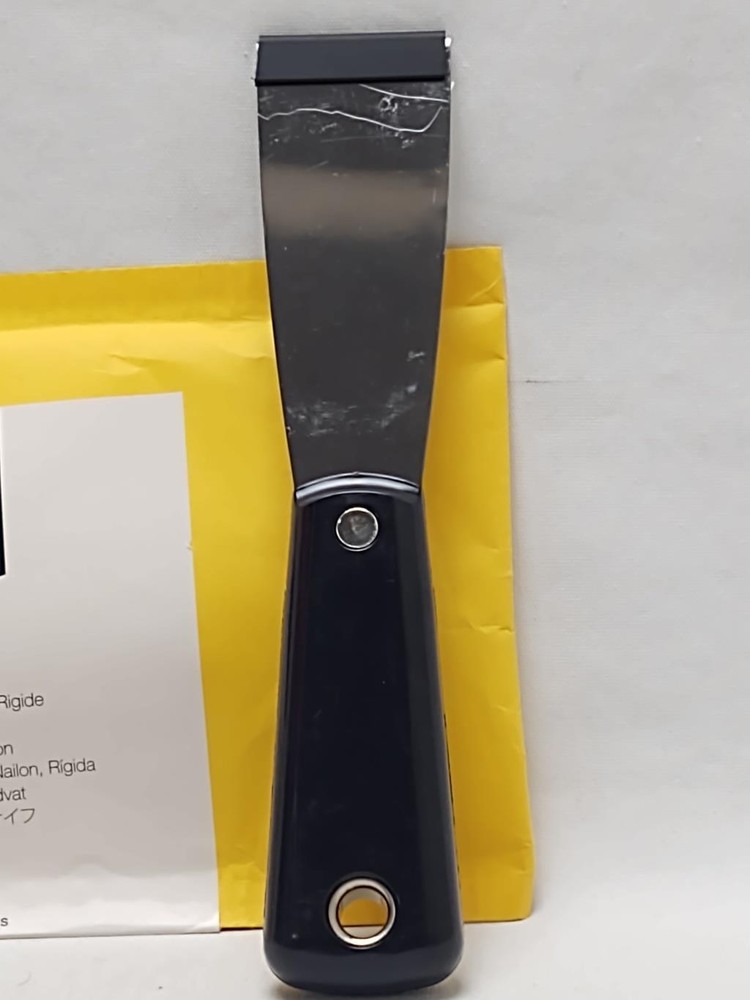 Amazon Basics 1-1/2" Stiff Nylon Handle Putty Knife