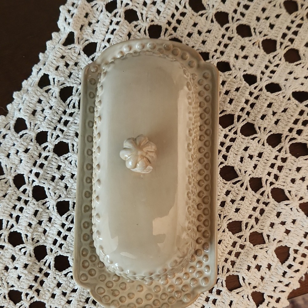 Maison by homeessentials Ceramic Covered Butter Dish White Rectangle Lid Safe